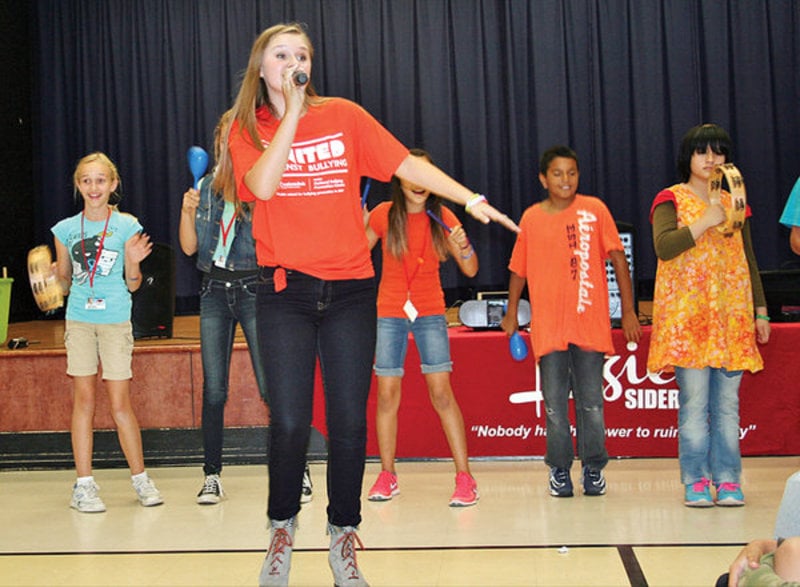 COUNTRY PERFORMER SINGS OUT AGAINST BULLIES AT KELLY SCHOOL (TRACY PRESS)